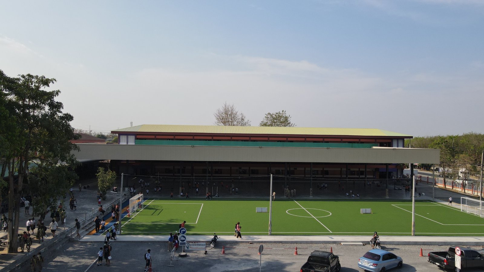 ภาพสนามกีฬามีหลังคาคลุมที่เสร็จสมบูรณ์ โรงเรียนอรวินวิทยา