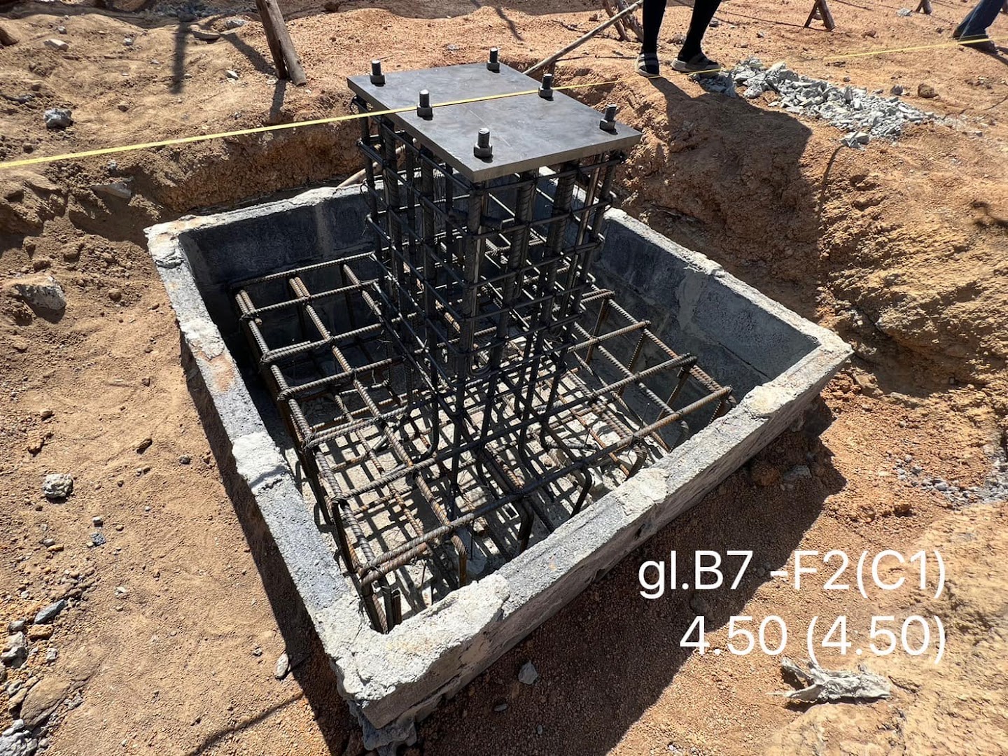 กรงเหล็กเสริมฐานรากและตอม่อ ก่อนเทคอนกรีต — สนามกีฬามีหลังคาคลุม โรงเรียนอรวินวิทยา ระยอง